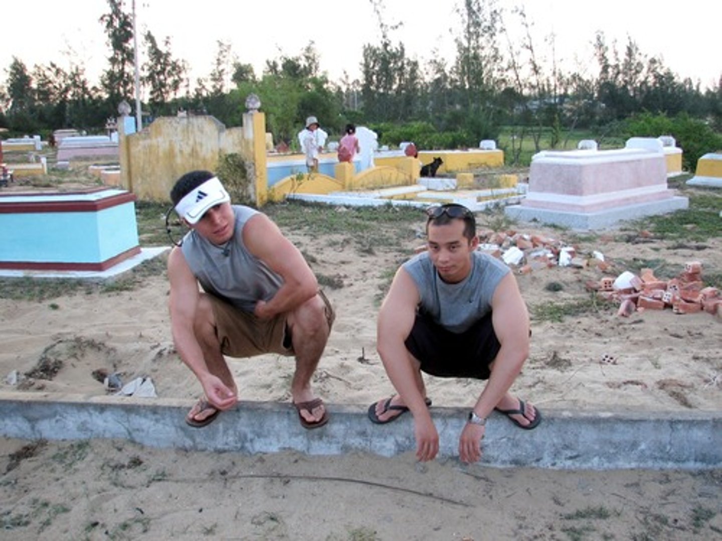 <p>dūn (v.)- to crouch; to squat</p>
