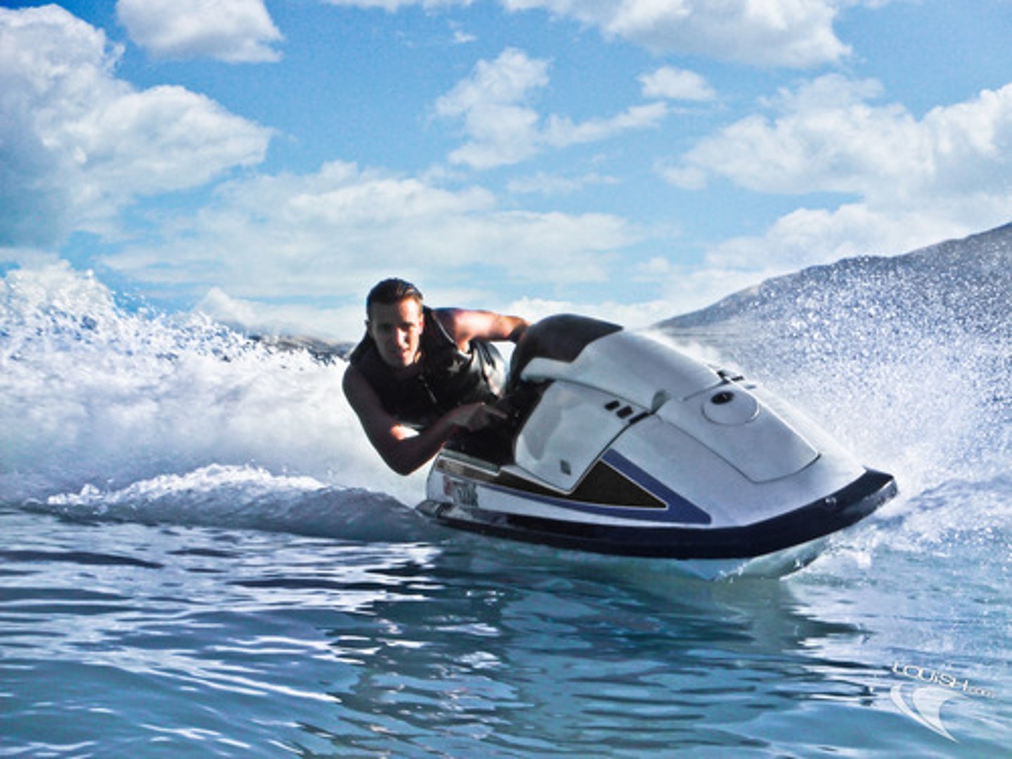 <p>Cưỡi mô tô nước</p>