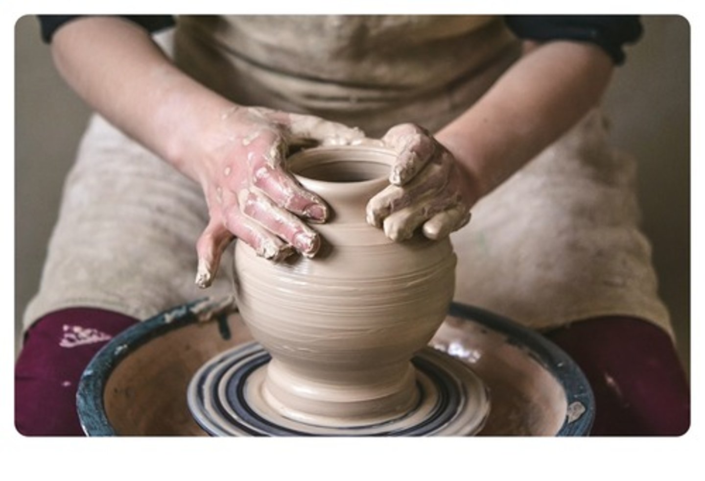 <p>tạo hình (The clay is shaped into pots.)</p>