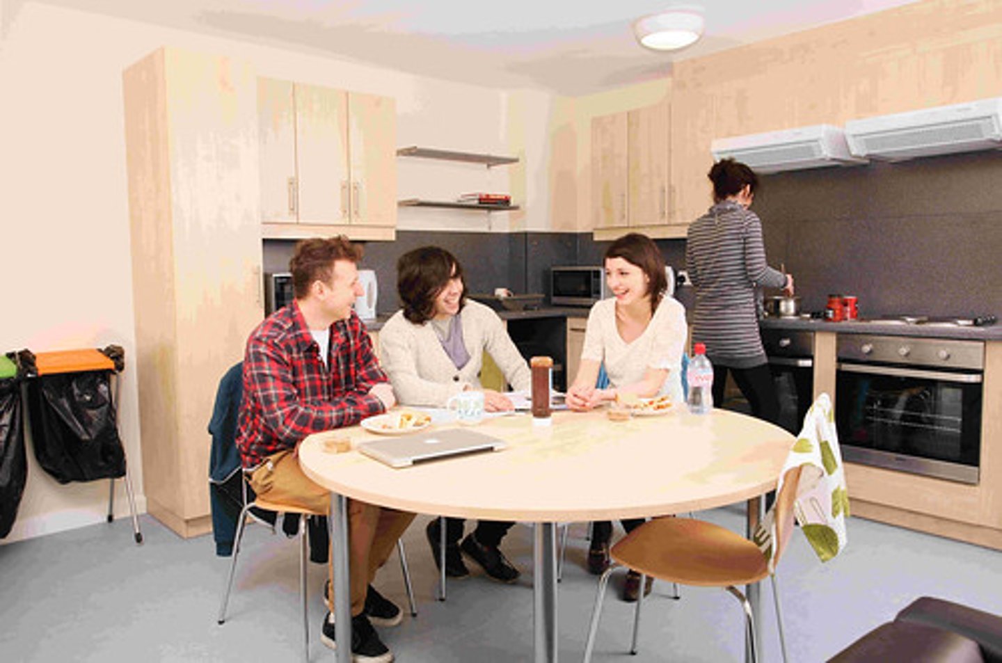 <p>(of a holiday) having cooking facilities available so that you can cook meals for yourself rather than having them provided for you</p><p>~ apartments/accommodation</p><p>a ~ holiday</p><p>We decided to go for s____-______ rather than stay in a hotel.</p>