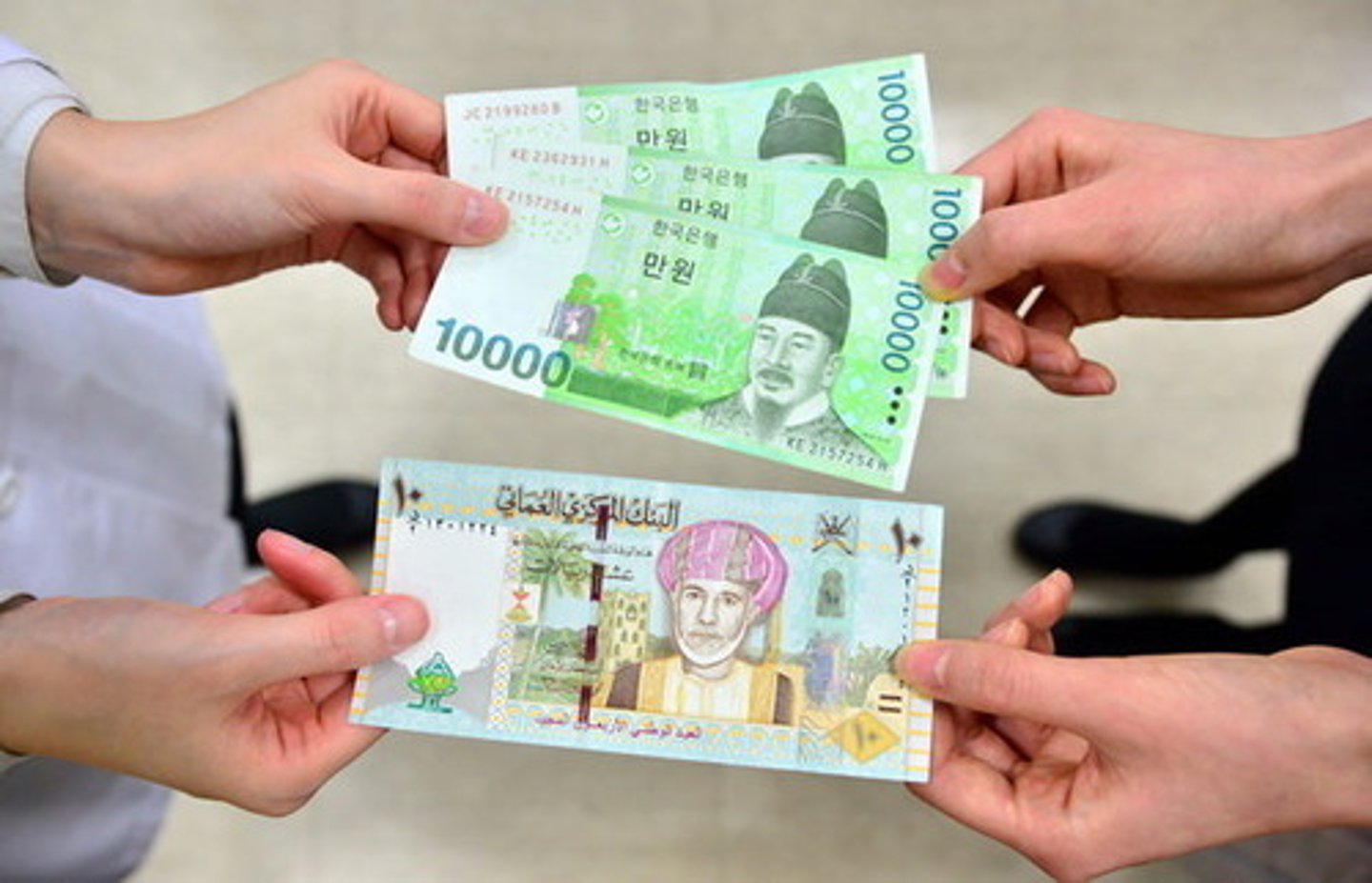 <p>to exchange money</p>