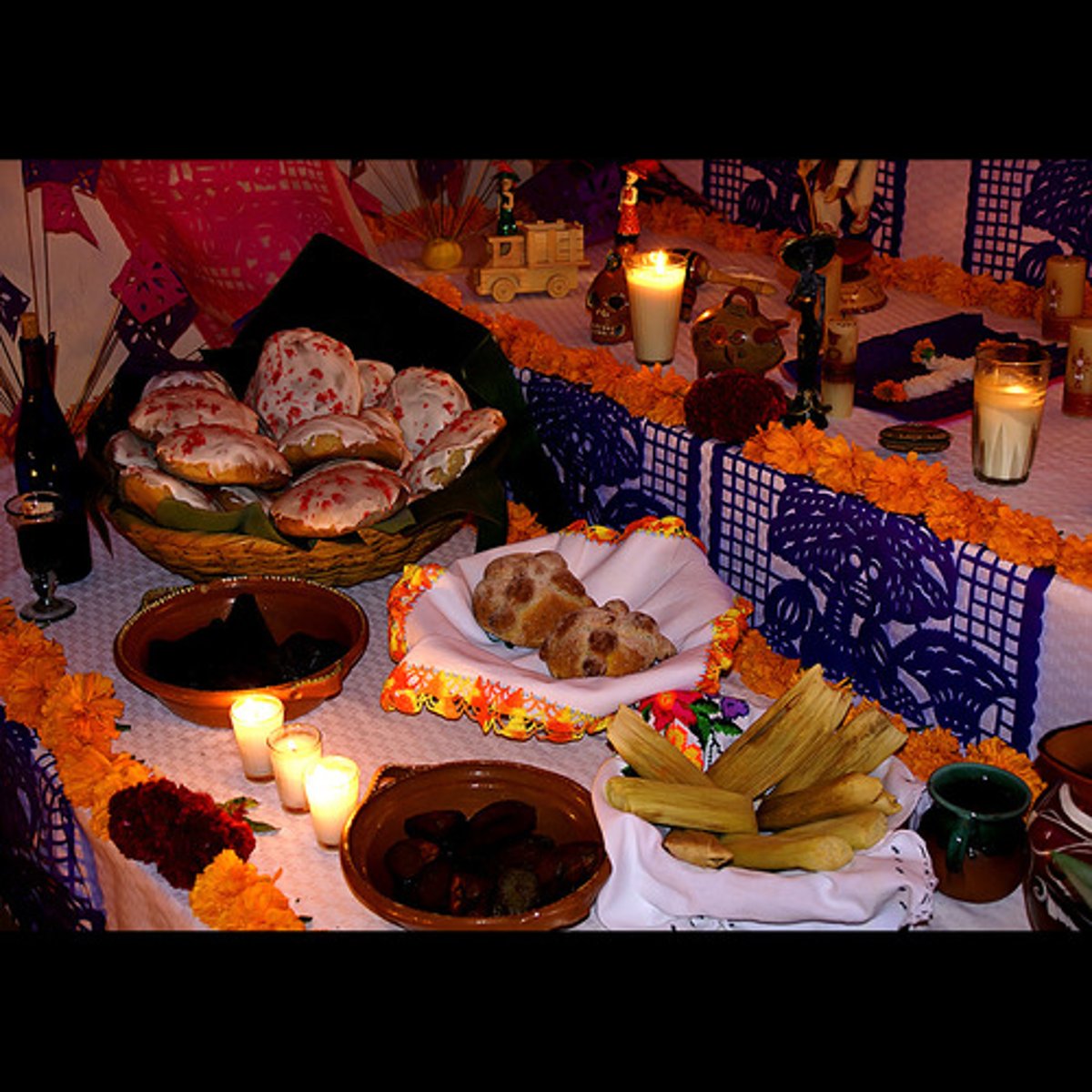 <p>los elementos que se coloca en el altar para el Día de los Muertos.<br>offerings placed on the altar for the DOTD</p>