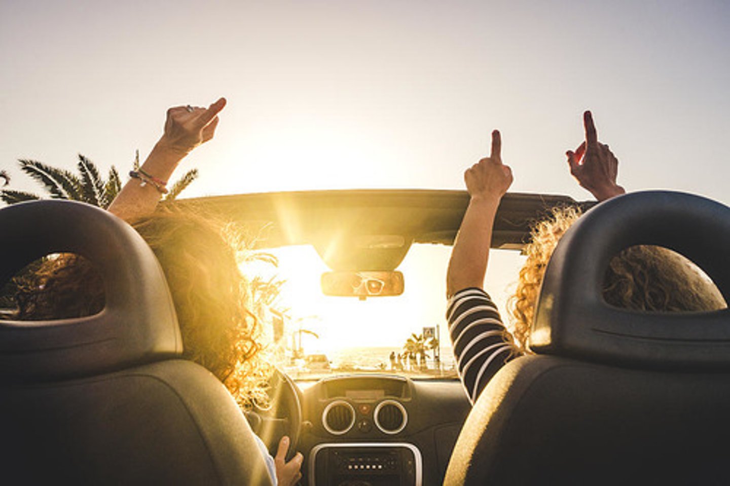 <p>піднімаючий настрій, надихаючий(something that is uplifting makes you feel happy and full of hope:</p><p>-it's a really inspiring story - really uplifting</p><p>-a joyful and uplifting occasion)</p>