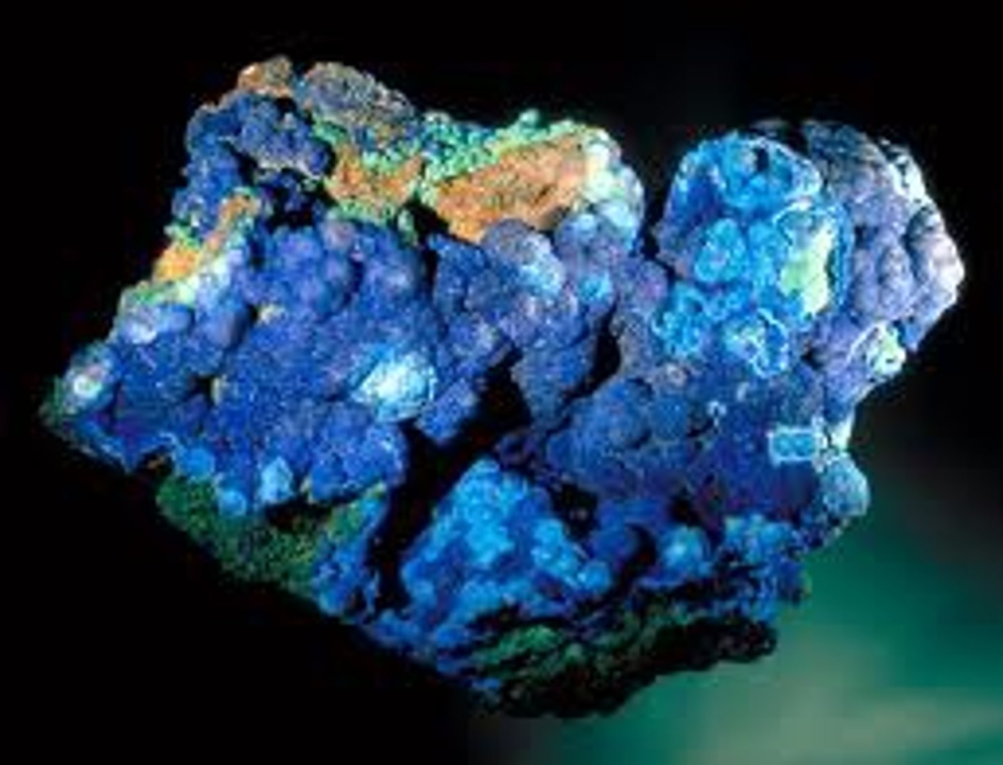 <p>- couleur : bleu azure caractéristique</p><p>- composition : Cu₃(OH)₂(CO₃)₂</p>
