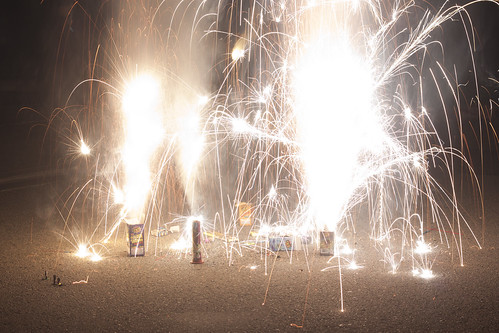 petite charge explosive utilisée dans les fêtes (feu d'artifice)