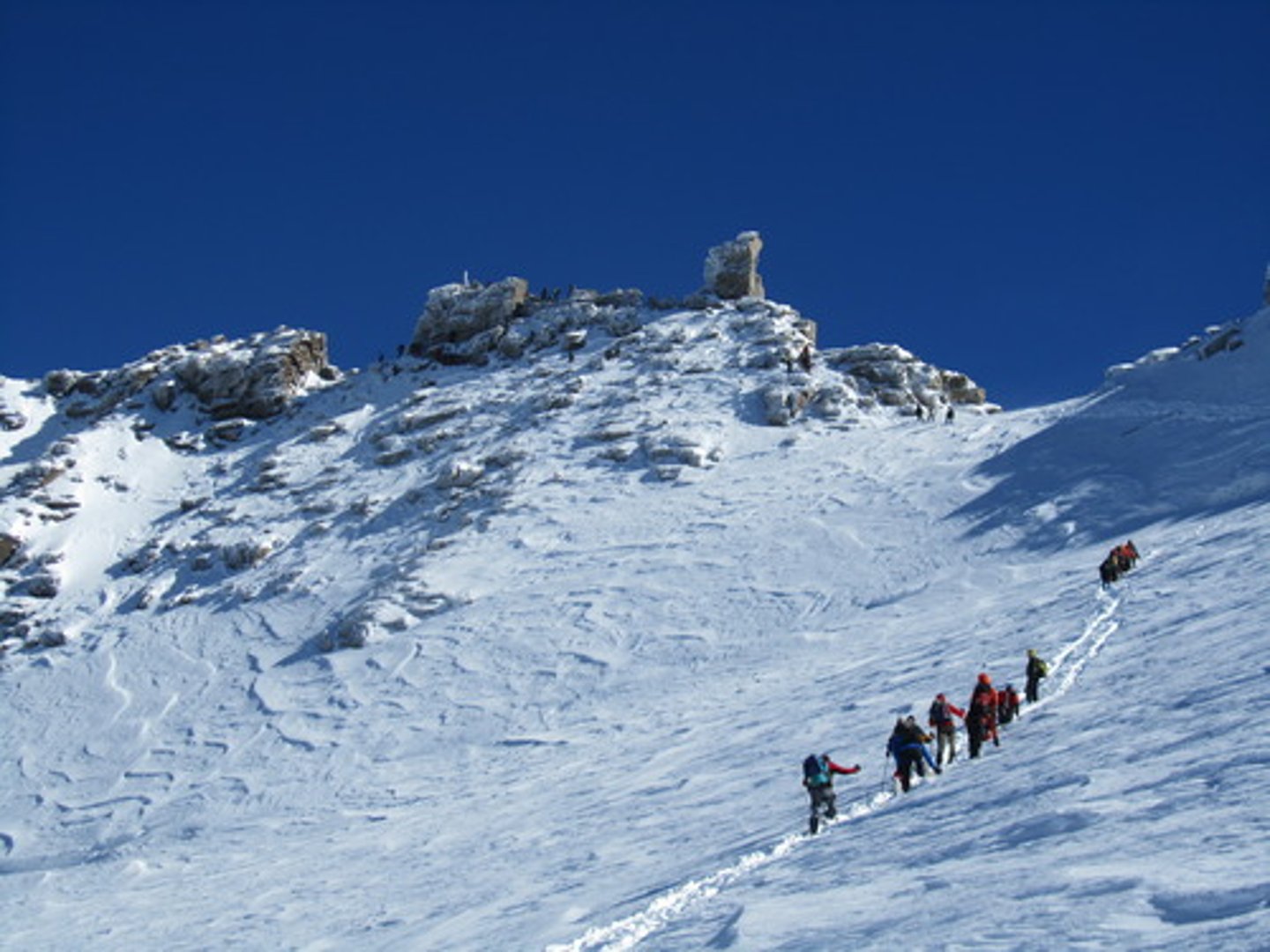 <p>vượt qua (They managed to surmount all obstacles in their way.)</p>