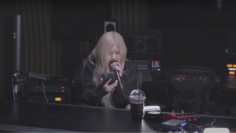 <p> thu âm – She recorded her first song last year.</p>