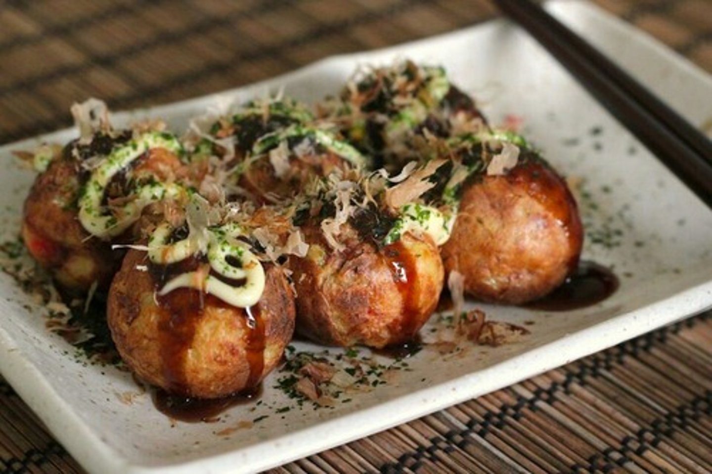 <p>Octopus balls, Mayo, Bonito flakes, Okonomiyaki sauce, Green onion</p>