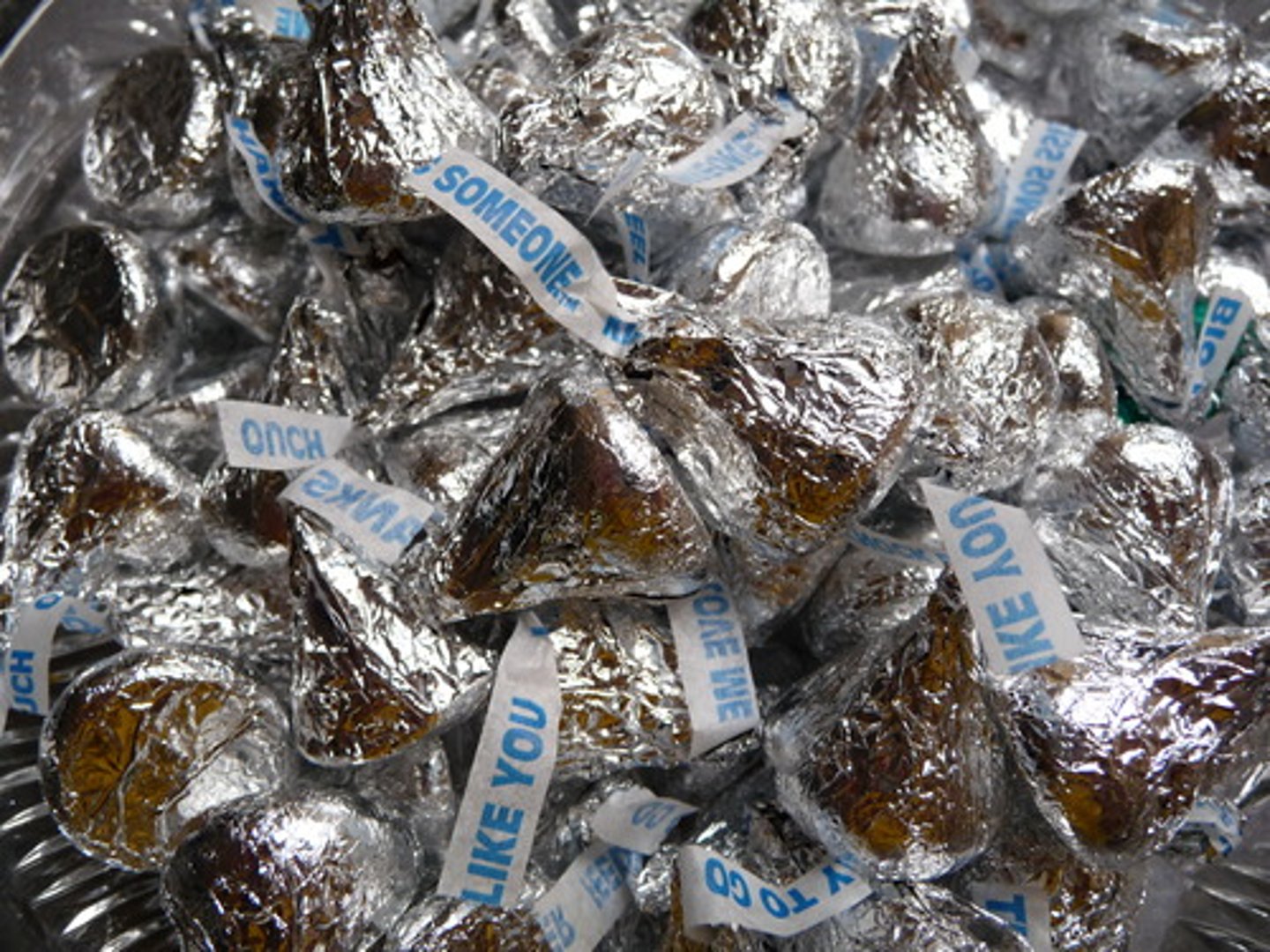 <p>(n) kiss</p>