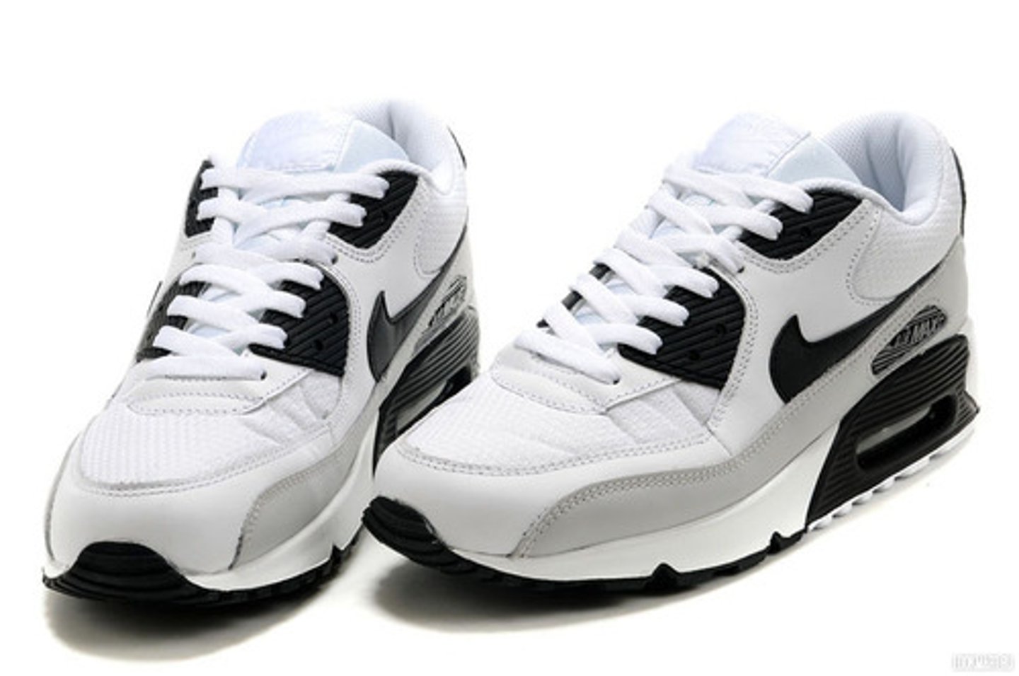 <p>sneakers</p>