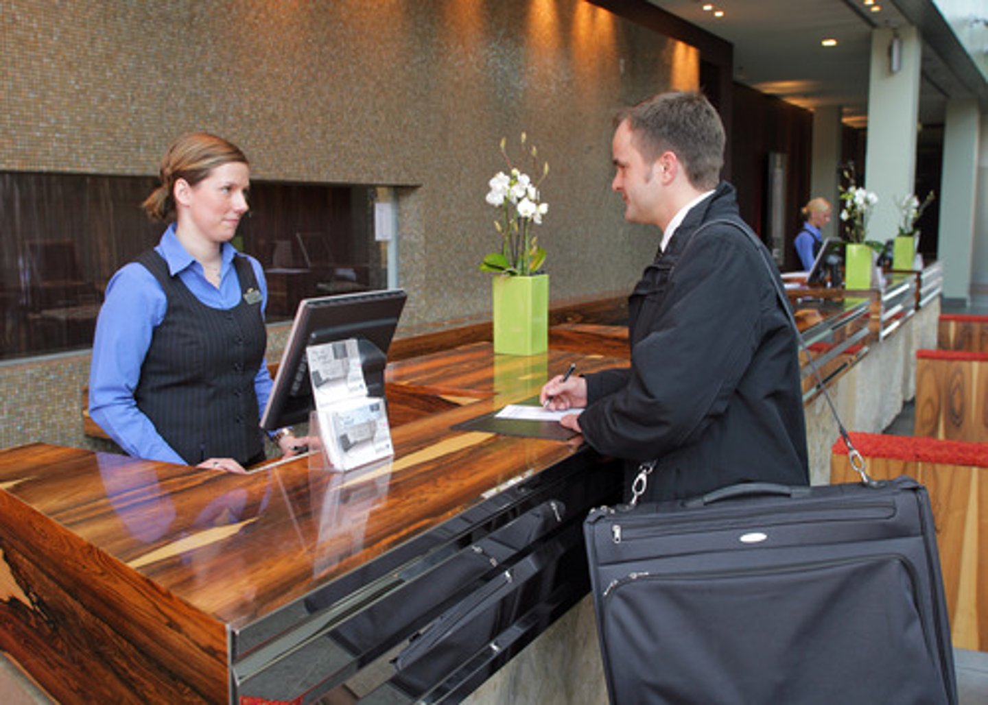 <p>nhân viên lễ tân</p><p><em>When you get here, the receptionist will direct you to my office.</em></p>