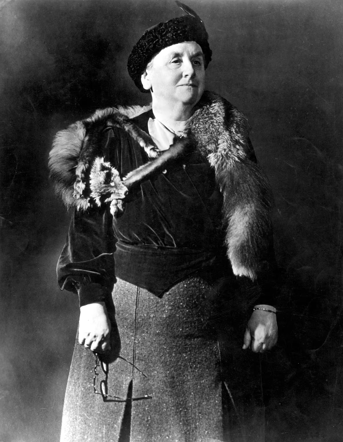 <p><span>Koningin Wilhelmina was de in 1880 geboren dochter van koning Willem III. Ze was van 1890 tot 1948 koningin van Nederland. Van 1890 tot 1898 nam koningin-moeder Emma het koningschap waar als regentes.</span></p>