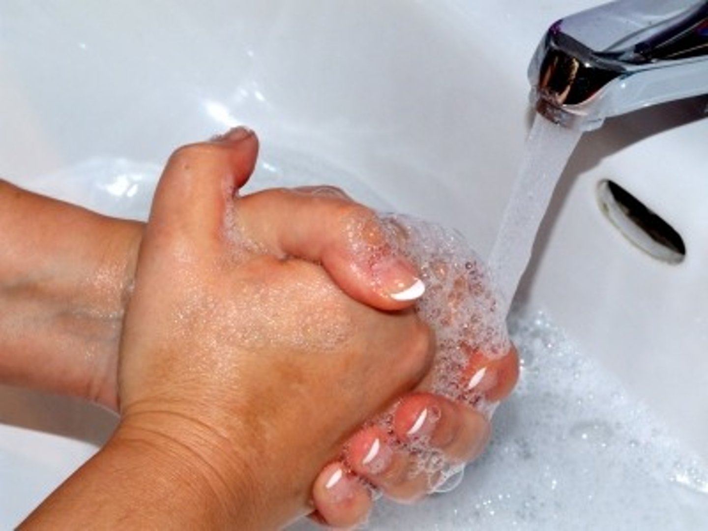 <p>to wash</p>