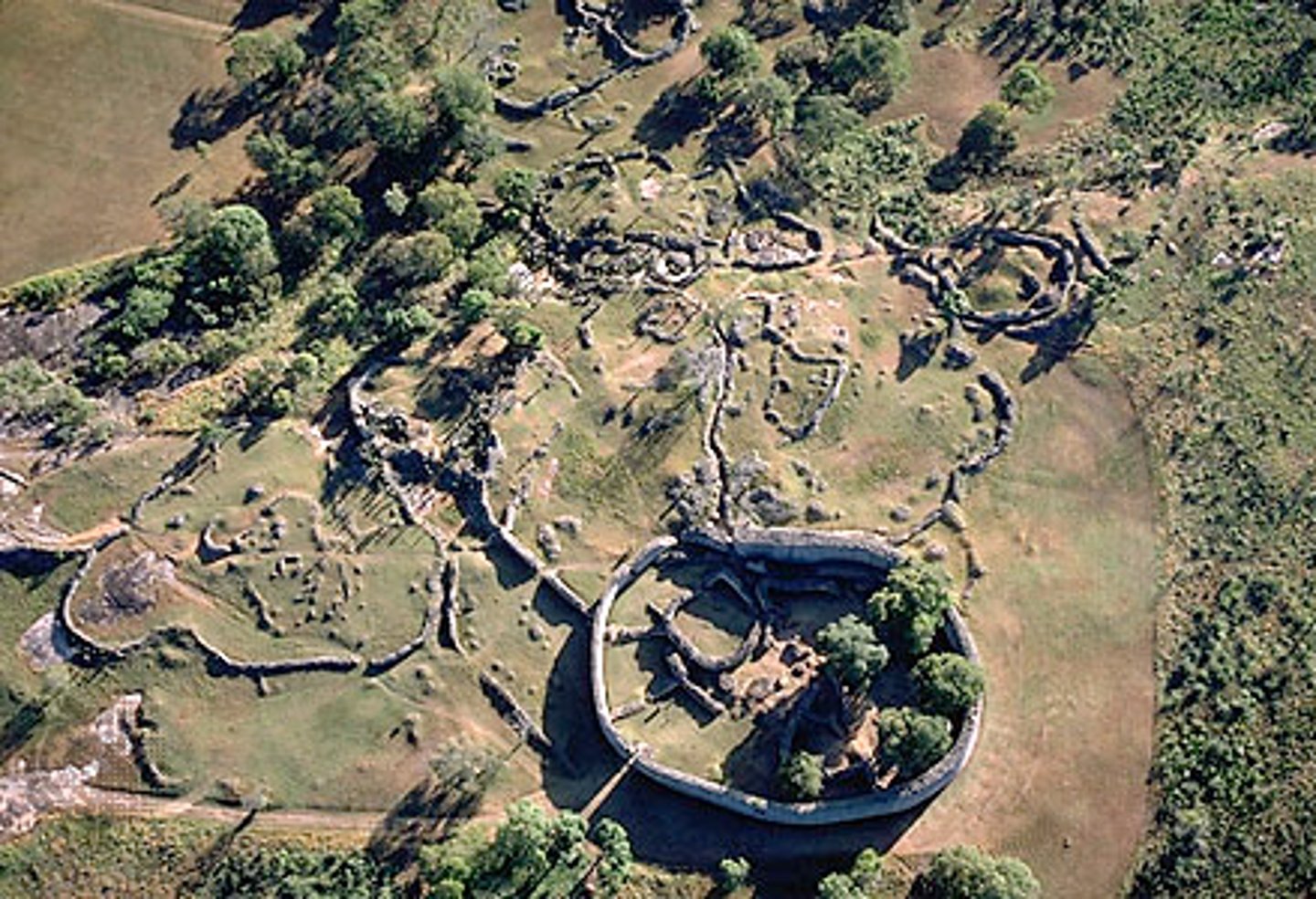 <p>-Hill complex: king's palace, ceremonial center</p><p>-Great Enclosure: largest pre-colonial structure in sub-Saharan Africa, royal residence (1st queen)</p>