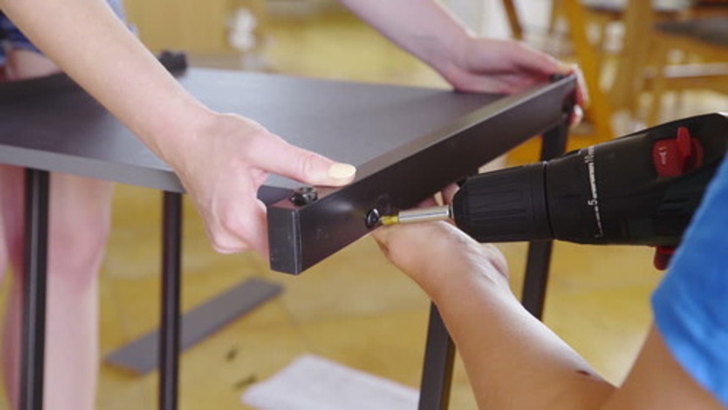 <p>lắp ráp (The parts are assembled to make a car.)</p>