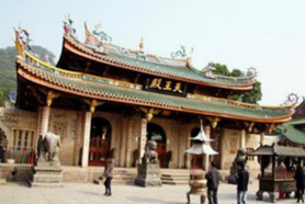 <p>Situates at the forefront of the central axis and worships <strong>Maitreya Buddha.</strong></p><p>The entrance door of the temple is just in front of Tianwang Hall. Entering the hall, you’ll see <strong>4 Devarajas</strong> with fierce stares on the two sides of the hall, with the smiling Maitreya Buddha in the center.</p><p></p>