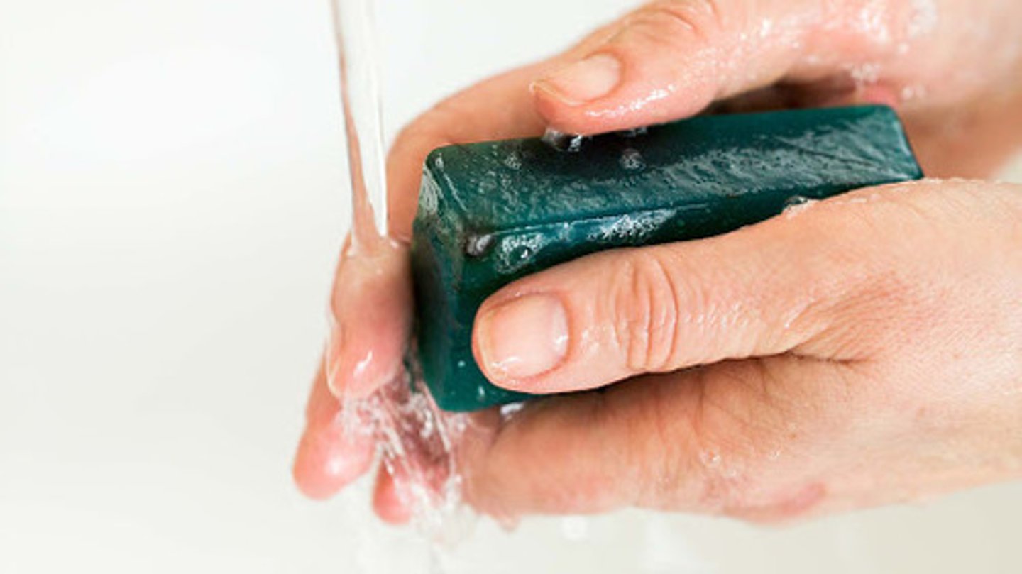<p>to rub soap (on something)</p>