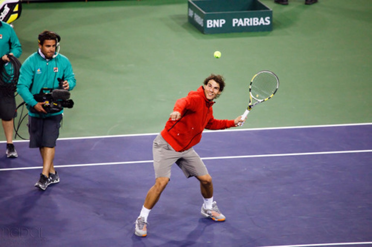 <p>đánh, chơi (cầu)</p>