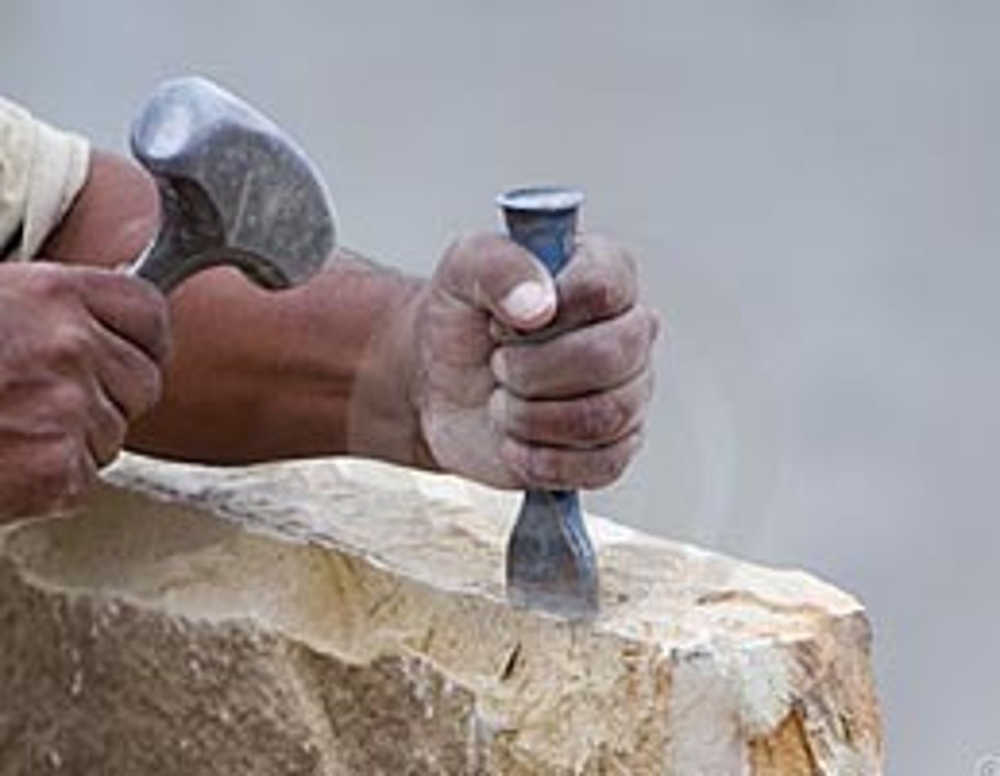 <p>/ˈtʃɪz.əl/</p><p>n. cái đục</p><p>v. đục, chạm khắc</p><p>ex:</p><p>- He used a chisel to carve the statue.</p><p>- The details were carefully chiseled into the stone.</p>