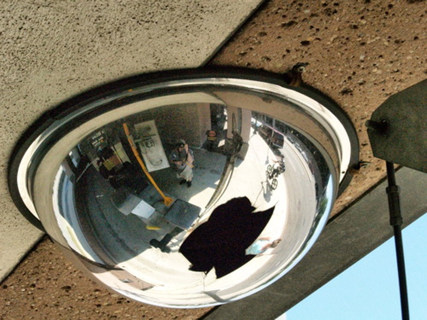 <p>/ˈkɑːnveks/ a. lồi (of an outline or a surface) curving out # concave (lõm) /kɑːnˈkeɪv/</p><p>Ex: A reflection in a convex mirror is smaller than the same reflection in a flat mirror.</p><p>The convex shape of the mirror allowed me to see my entire face at once.</p><p>The convex lens in the microscope magnified (phóng đại)</p><p>/ˈmæɡnɪfaɪ/ the tiny specimen (mẫu vật) /ˈspesɪmən/, making it easier to observe.</p><p>The concave mirror reflected the light inwards, focusing it to a single point.</p><p>The concave shape of the bowl allowed the soup to collect in the center.</p>