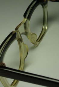 <p>This has 2 moulded pads attached to the bridge and gives a larger bearing to the frame</p>