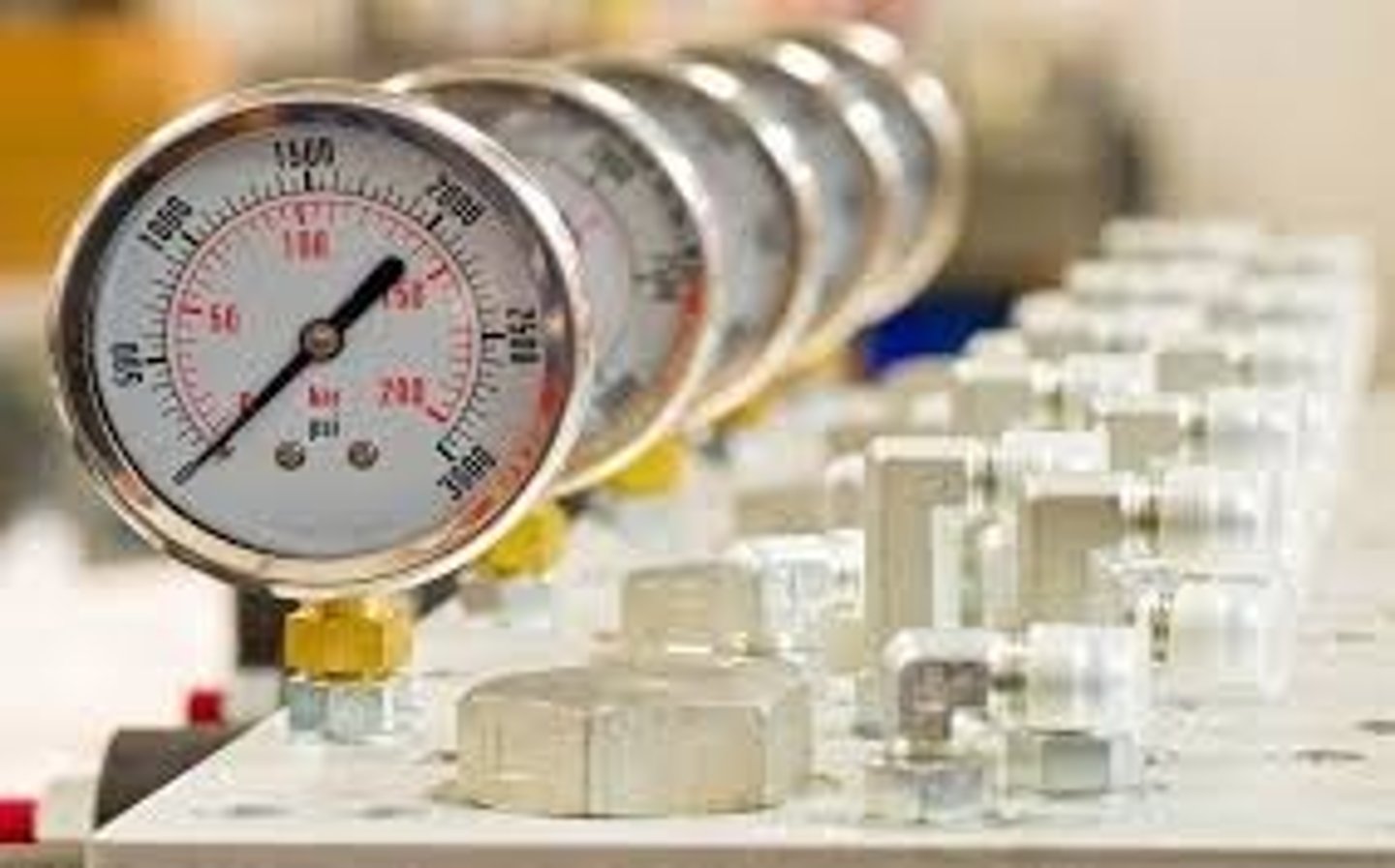 <p>đo lường, đánh giá = estimate, evaluate >< ignore. Ví dụ: Managers use surveys to gauge employee satisfaction.</p>