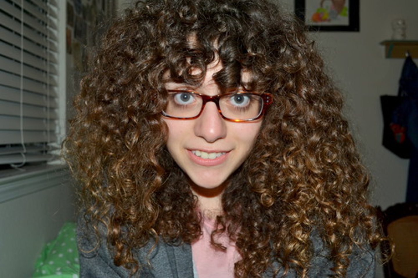 <p>adj /ˈkɜːli/ curly hair hangs in a lot of curved shapes</p>
