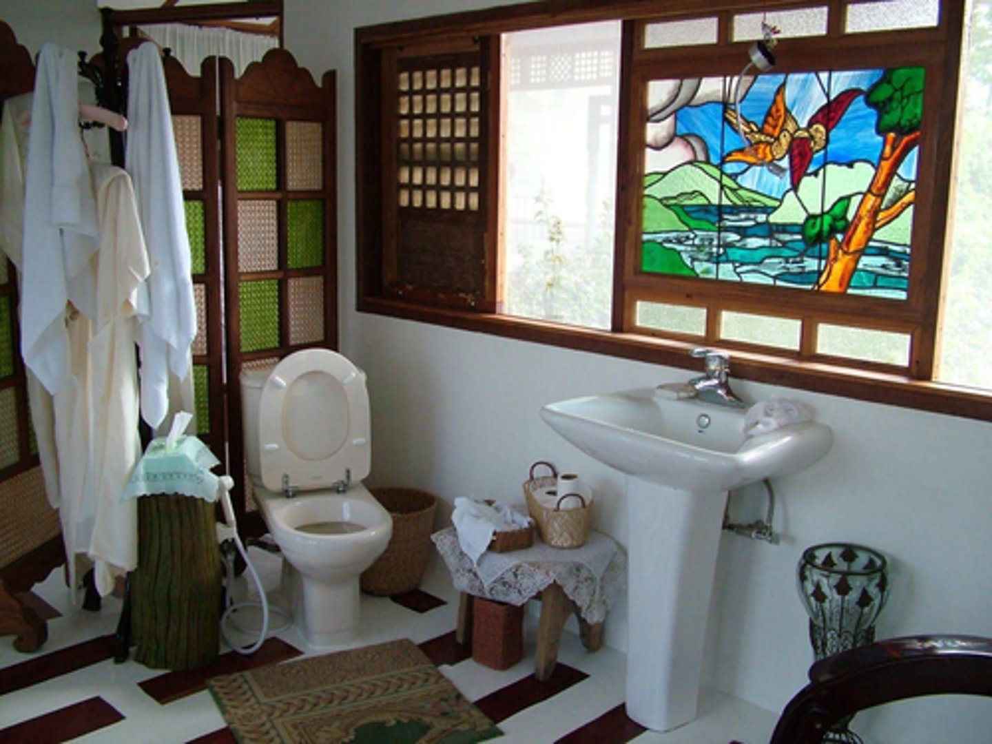 <p>LAVATORY</p><p>a room or compartment with a toilet and washbasin; a bathroom</p>
