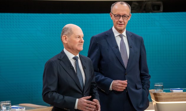 <p>Bedeutung: Etwas ändern oder bewirken, dass sich etwas ändert. (2 Varianten)</p><p></p><p>Beispiel: Herr Scholz wollte vor dem „Bye bye“ eine Veränderung #.</p><p></p><p>Herr Merz möchte diese Veränderung gerne akzeptieren (nehmen). </p>