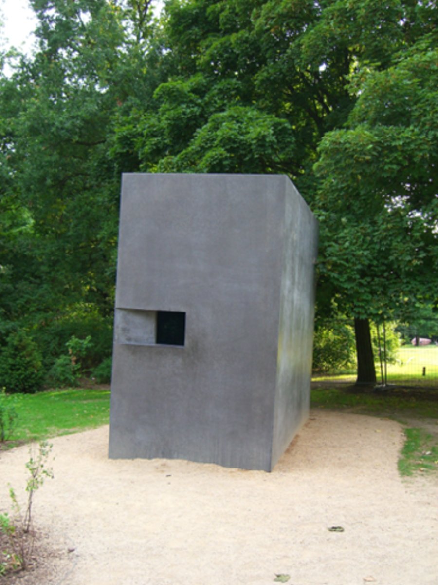 <p>- park - kiedyś miejsce spotkań homoseksualistów - położenie pomnika - przypadkowe, w zieleni</p><p>- site-specific</p><p>- kontrowersje: sąsiedztwo (obok pomnika upamiętniającego zamordowanych Żydów, kto bardziej cierpiał?), nagranie wideo (całujące się pary, najpierw tylko para męska, po krytyce dodano parę damską)</p>