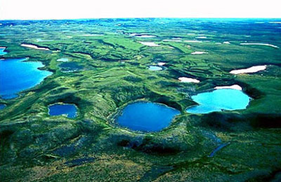 <p>Scattered around the zone of ablation and glacier margins due to melting of remnant blocks of ice as glacier retreats. </p>