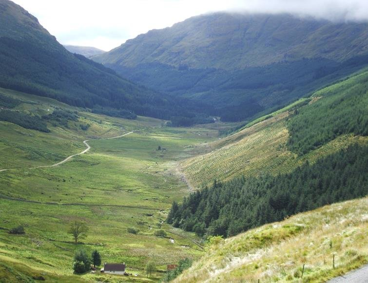 <p>→ Steep gradient &amp; v-shaped valleys</p><p>→ Sparse population</p><p>→ Forests, waterfalls &amp; reservoirs</p><p>→ Hill sheep farming</p><p>→ Igneous &amp; metamorphic rock</p><p>→ Colder &amp; wetter climate</p>