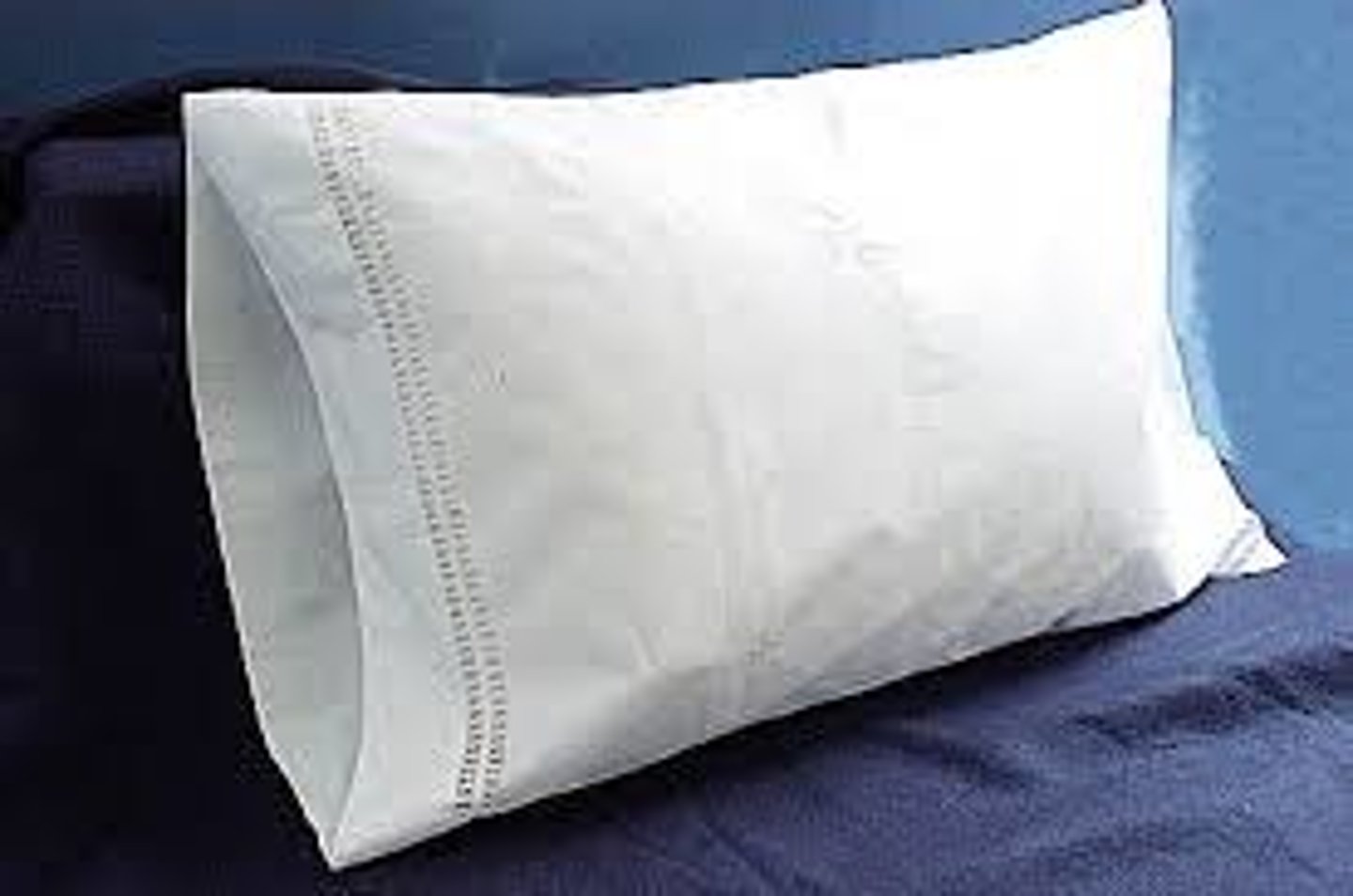 <p>High fever, chills, headache, fatigue, hypotension, myalgia, SOB due to fluid in alveoli</p><p>"tight band around chest" or "pillow over face"</p>