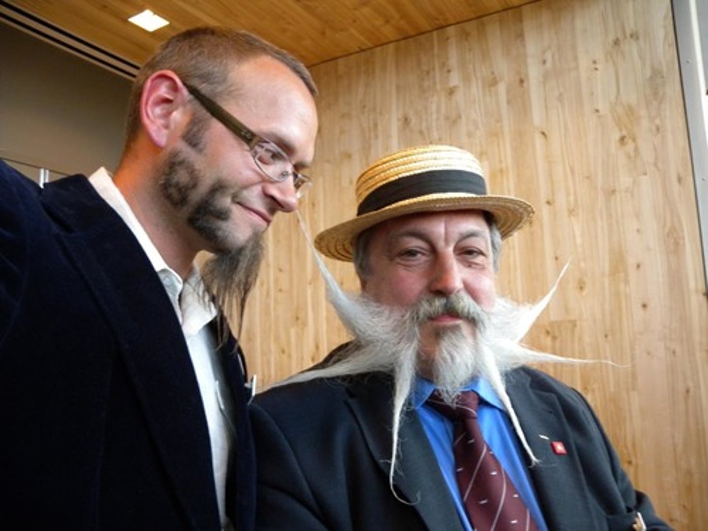 <p>n. /biəd/ râu (quai nón)</p>