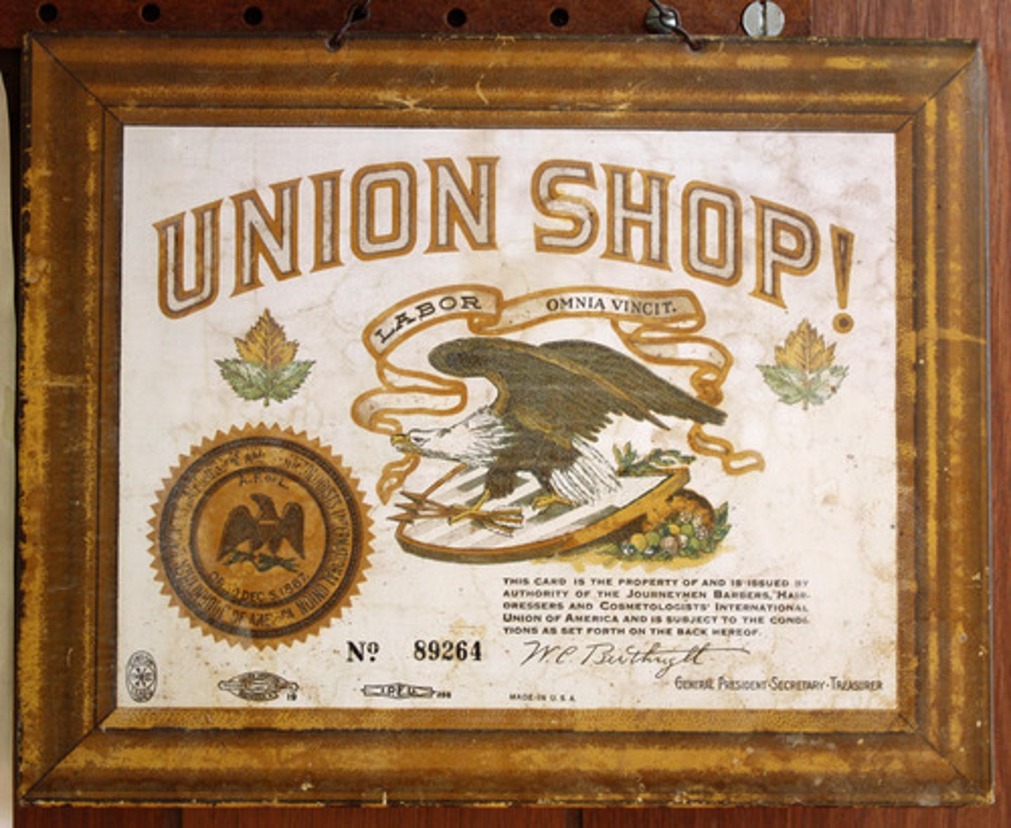 <p>an agreement in which a company agrees to hire only union members</p>
