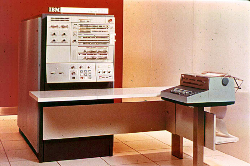 <p>Väga suur ja kallis arvuti, kus kasutati transistoreid. 6 arvutit ja lisakomponendid, mis omavahel ühildusid. (IBM, 1964)</p>