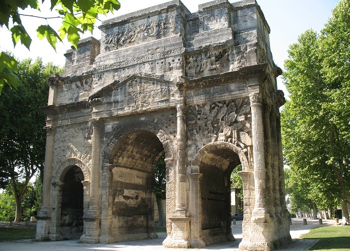 <p>L'arco di Tiberio a Orange, in Francia, costruito nel 26 d.C. </p>