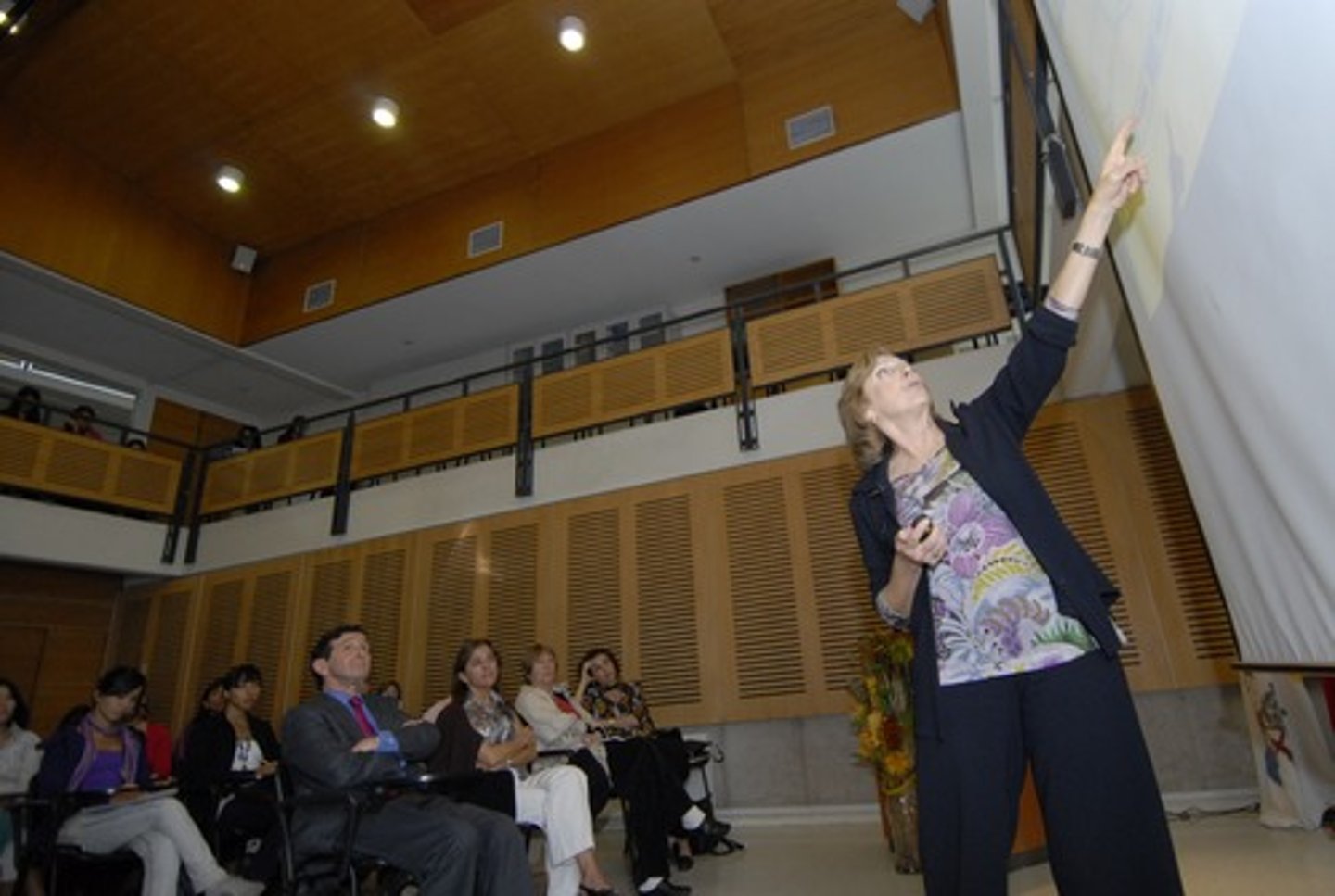 <p>La profesora espera que la _______________ (escuchar).</p>