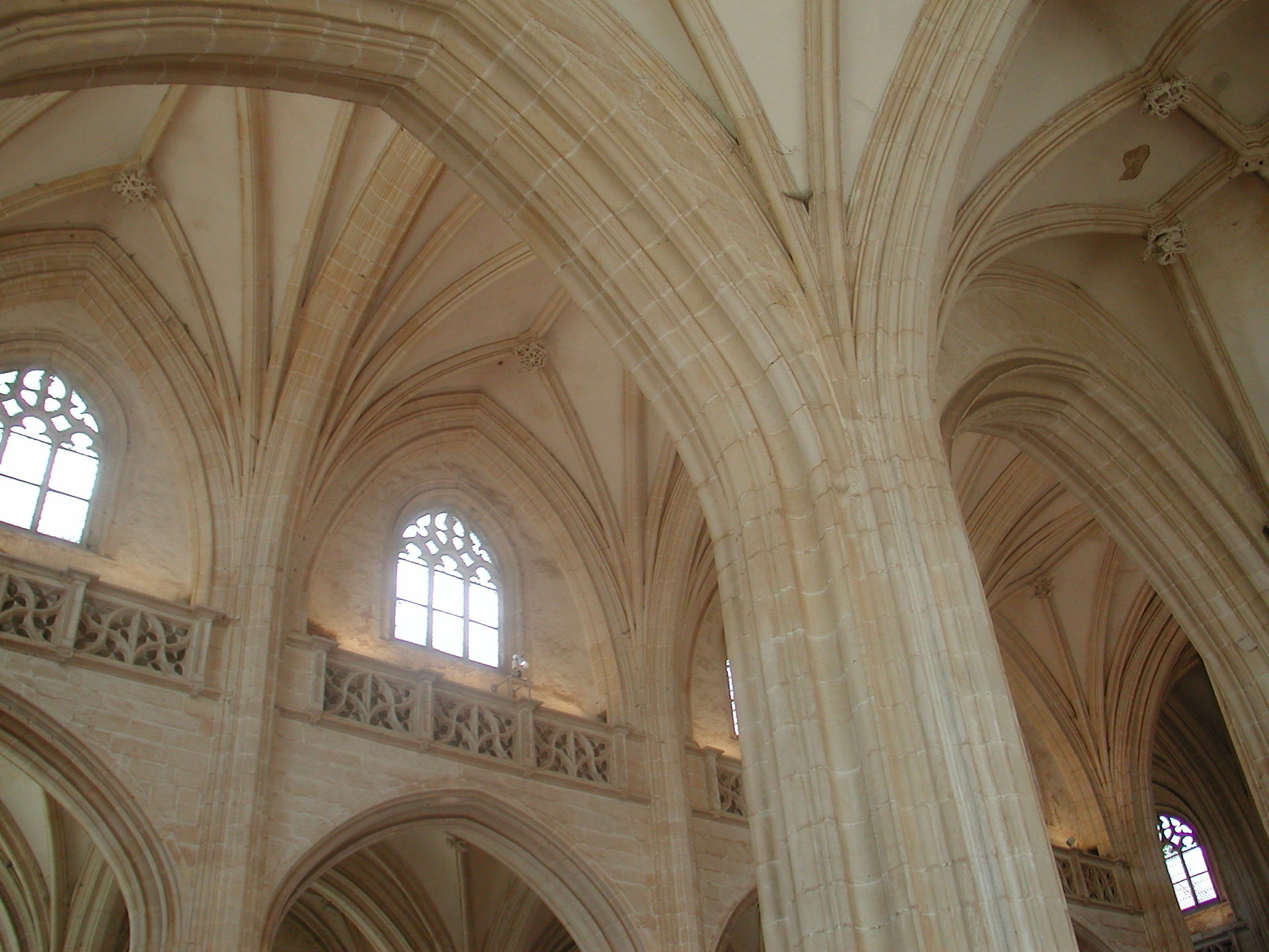 <p><span>Un pilier composé d'au moins cinq colonnes ou </span>colonnettes<span> collées les unes aux autres et qui forment un tout, sans qu'on puisse voir de noyau (colonne ou pilier principal) au centre<sup>[</sup></span></p>