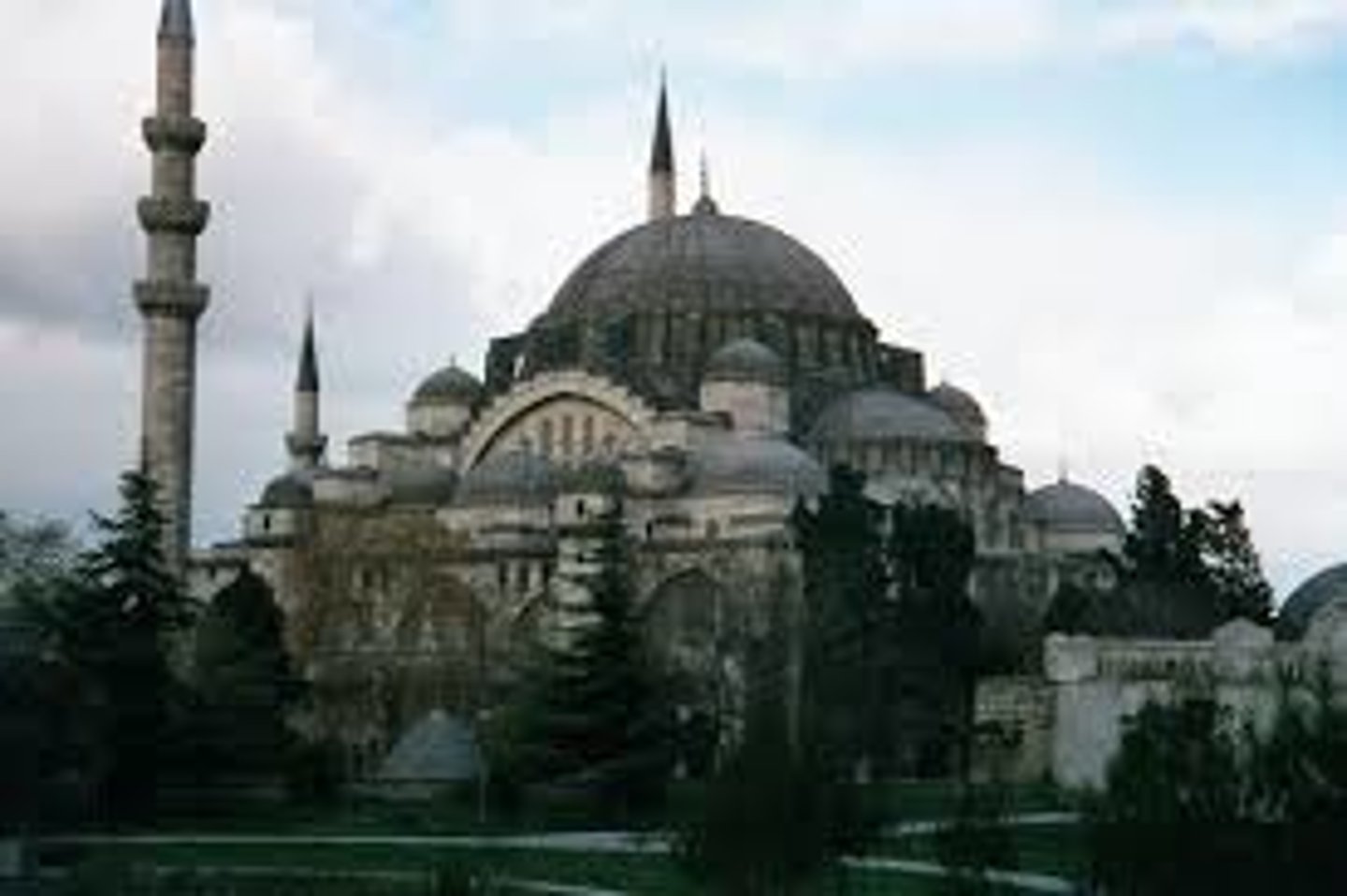 <p>Combines tall, slender minarets with large domed buildings in the style of the Hagia Sophia.</p>