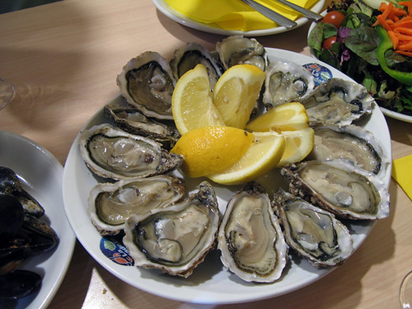 <p>n 蚝，牡蛎</p>