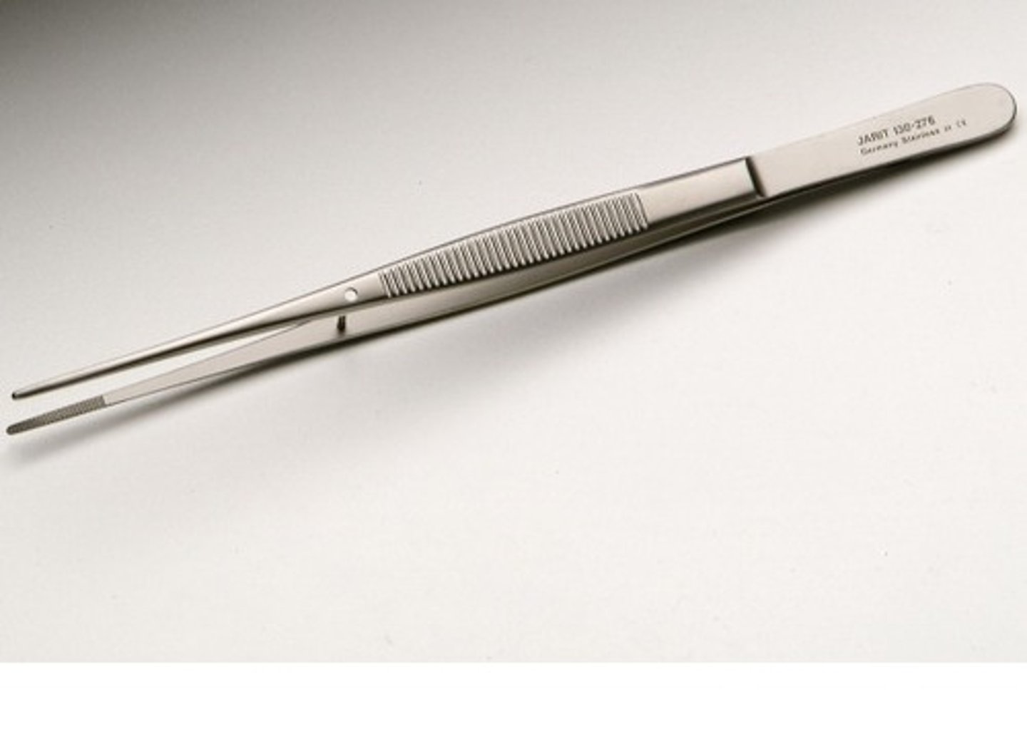 <p>Used to handle fine tissues or dressings in delicate surgeries.</p>