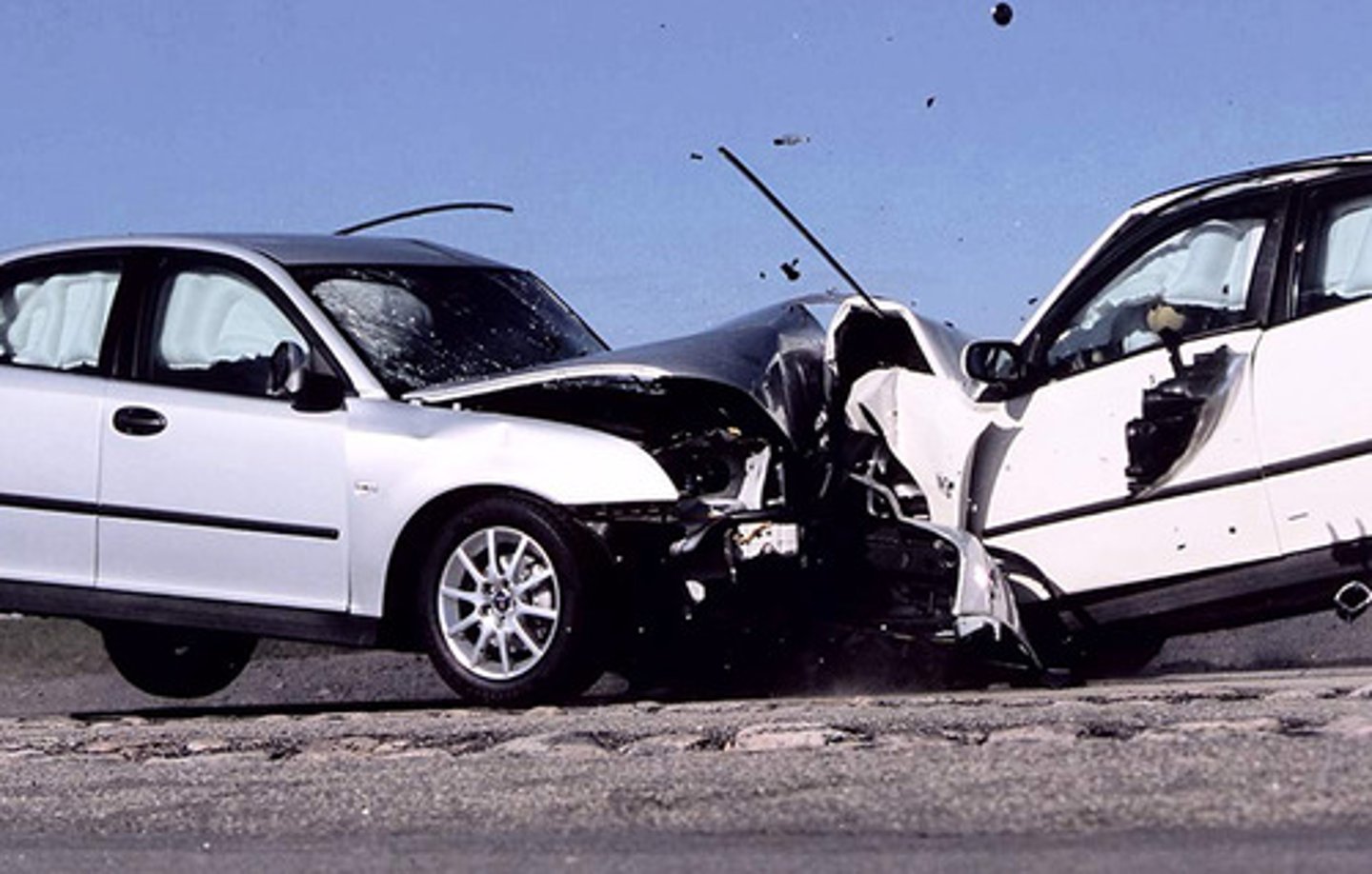 <p>(n) va chạm trực diện, (tai nạn xe) tông nhau</p>