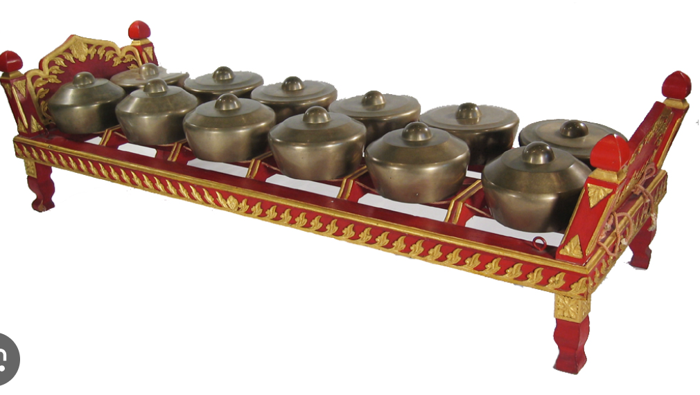 <p>A set of small gongs played with mallets in gamelan.</p>