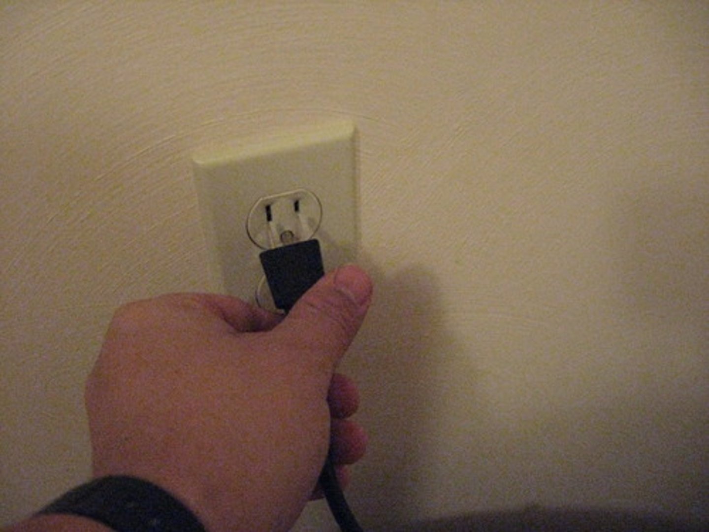 <p>Cắm điện vào</p>