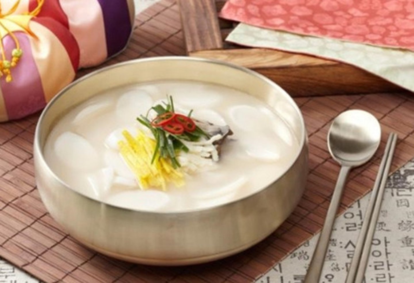 <p>makan sup kue beras</p>