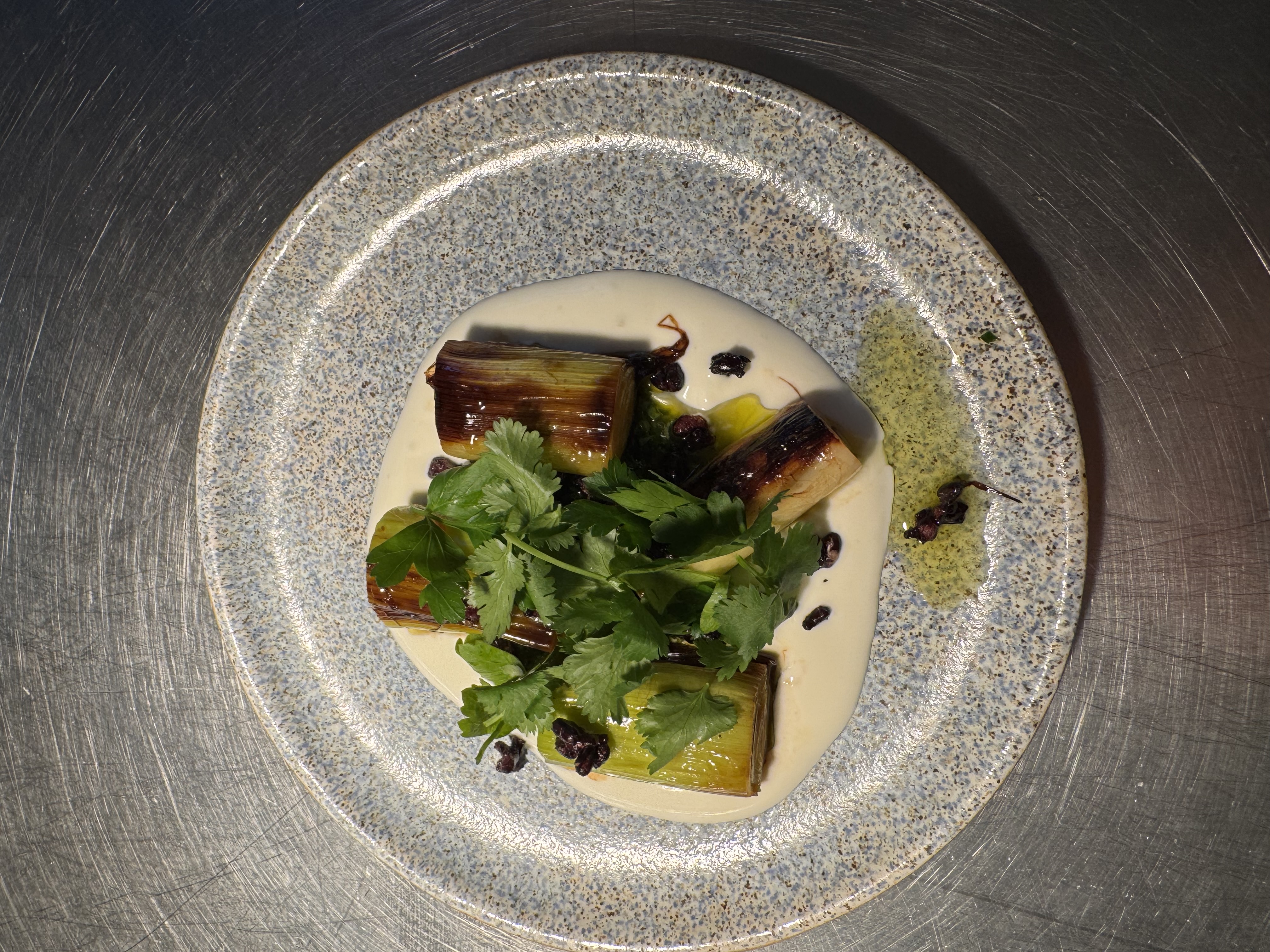 <p>Najpierw pieczony, potem smazony na oliwie z odrobina octu sherry przed serwisem,</p><p>Kwasna smietana z sokiem z cytryny i skorka z cytryny</p><p>Salsa verde - mix ziol, zielone chilli, oliwa, sok z cytryny</p><p>Popcorn z czarnego ryzu</p><p>Swieze ziola</p>