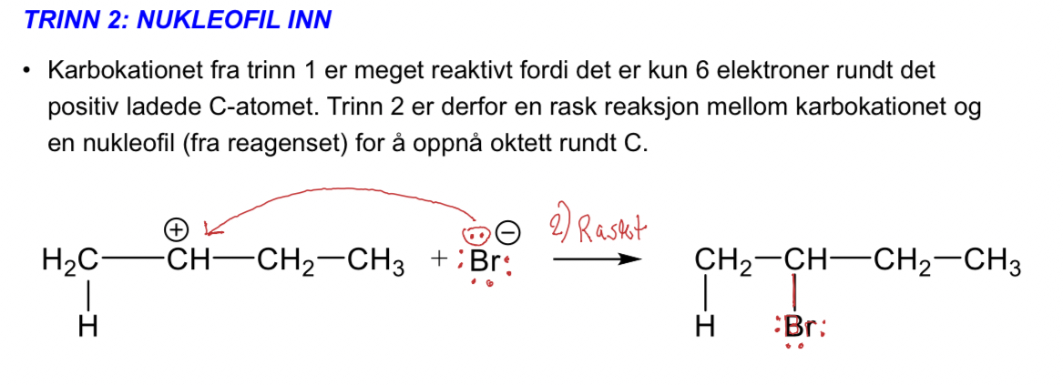 <p>Karbokationet angripes av et vannmolekyl.</p>