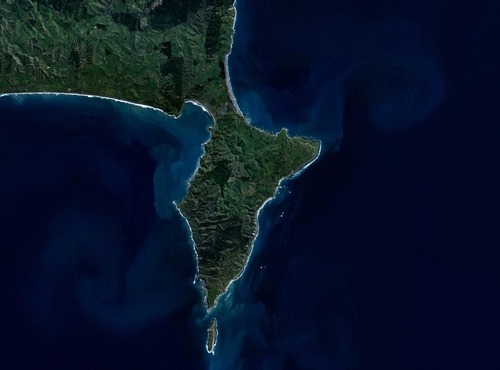 Tierra rodeada de agua en tres lados