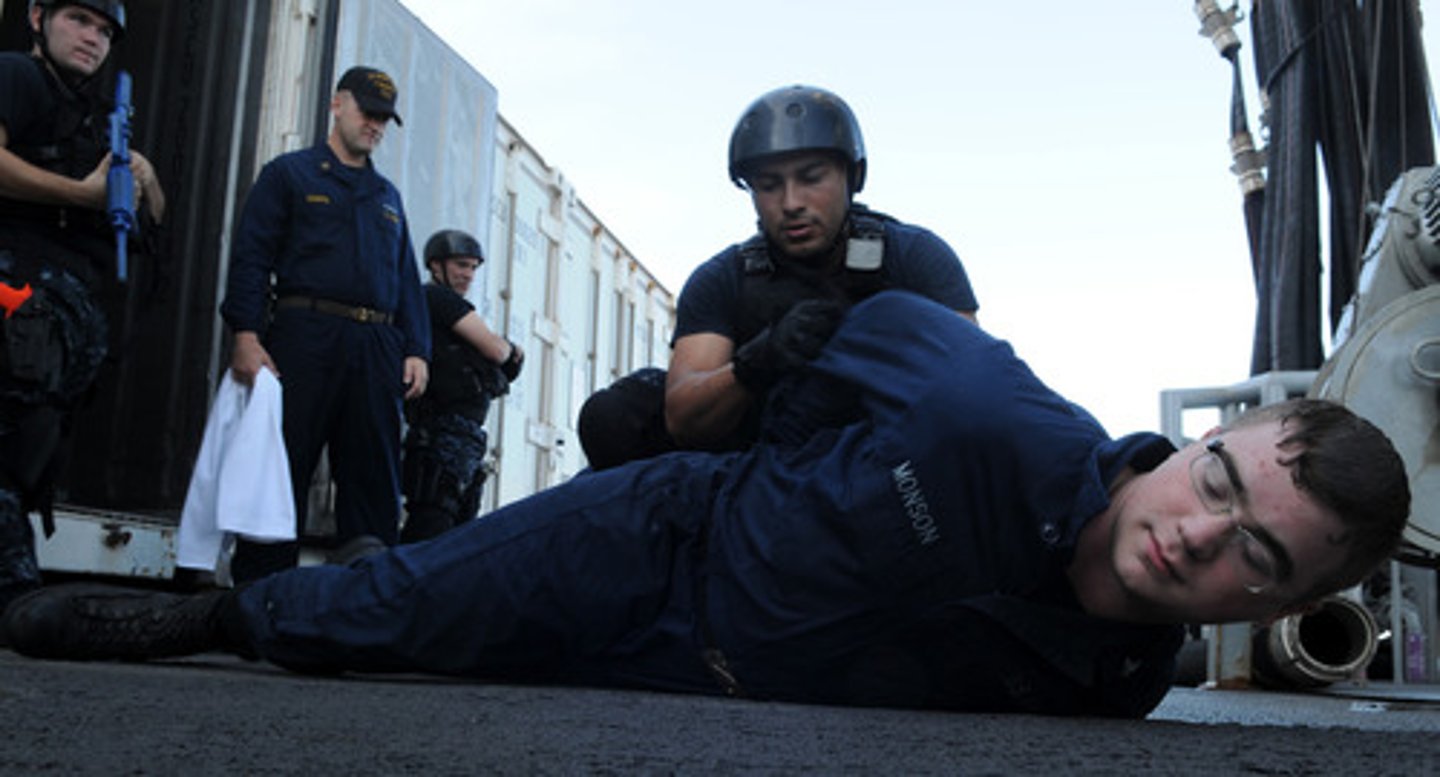 <p>затримутива (to delay someone for a short length of time, to force someone officially to stay in a place - A suspect has been detained by the police for questioning)</p>